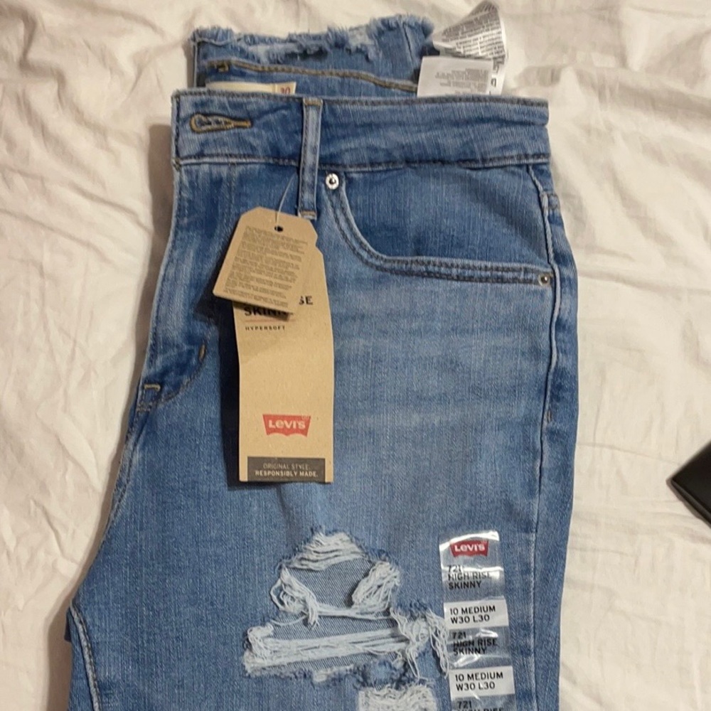 Never worn, tags on Levi skinny jeans!